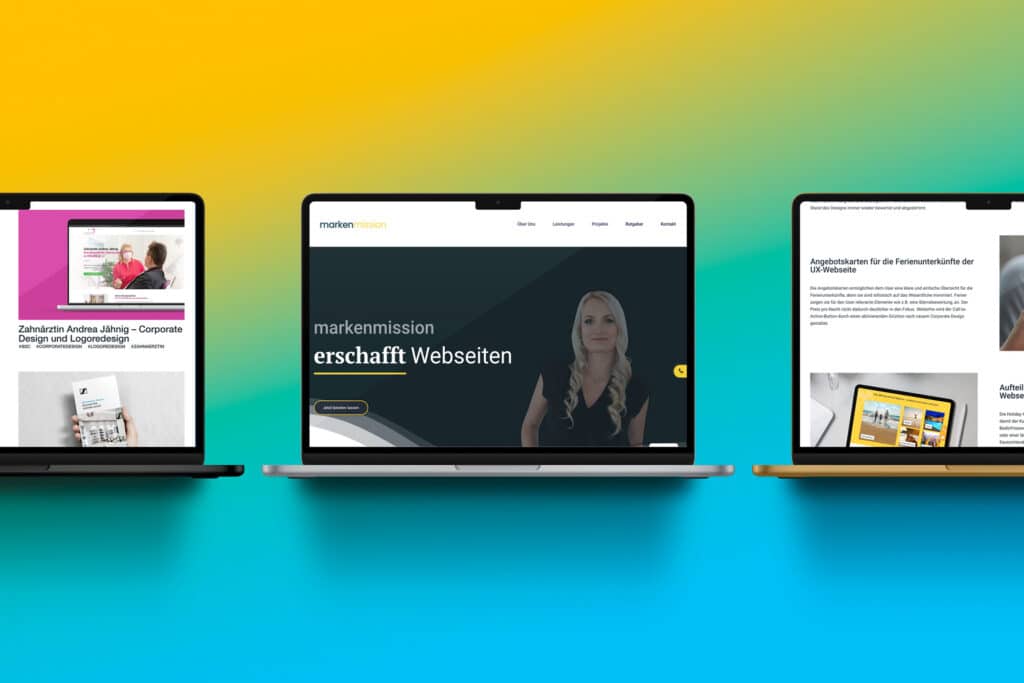 Drei Laptops, auf denen verschiedene Webseiten angezeigt werden, sind vor einem Hintergrund mit Farbverlauf von Gelb nach Blau angeordnet. Der mittlere Bildschirm zeigt eine Webseite mit dem Text „markenmission erschafft Webseiten“ und einem Bild einer Frau.