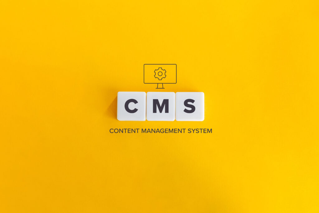 Das Konzept eines Content Management System (CMS) wird durch ein Computermonitorsymbol und drei weiße Blöcke dargestellt, die die Buchstaben „C“, „M“ und „S“ horizontal auf einem leuchtend gelben Hintergrund zeigen.